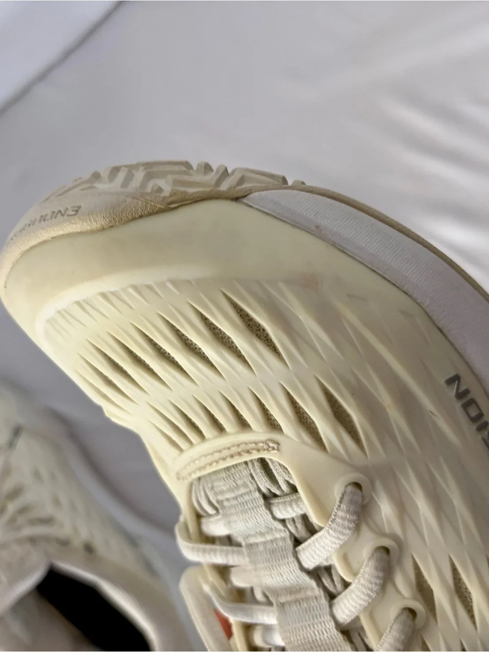 Yonex Power Cushion Eclipsion 3 Tennis Shoes in Off-White women's 8.5 mens 7